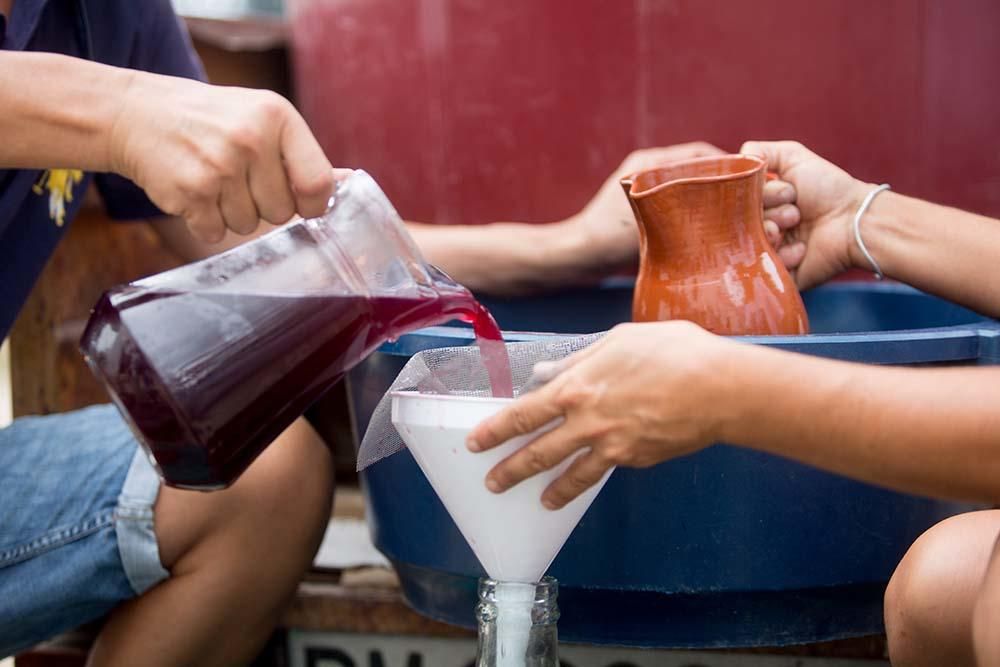 Trasiego de vino en las fiestas de Jesús