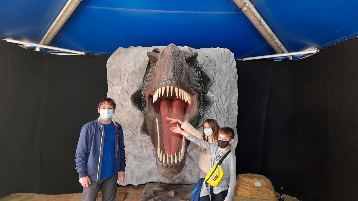 Al final de la exposición, los niños pueden posar junto a la cabeza del T-Rex.