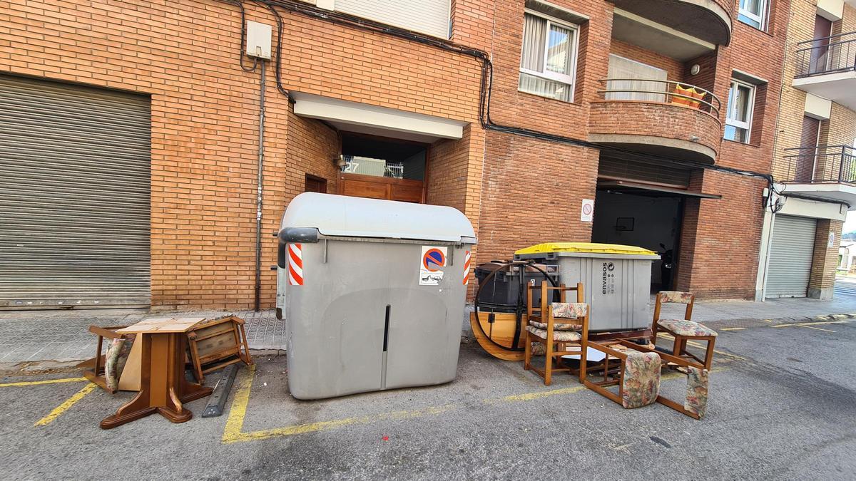 Mobles abandonats al carrer a Manresa