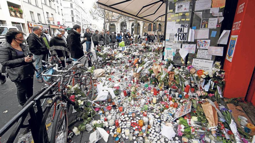 Multitud de velas y flores honran a los muertos a las puertas del café «La Belle Epoque», uno de los escenarios de los atentados.