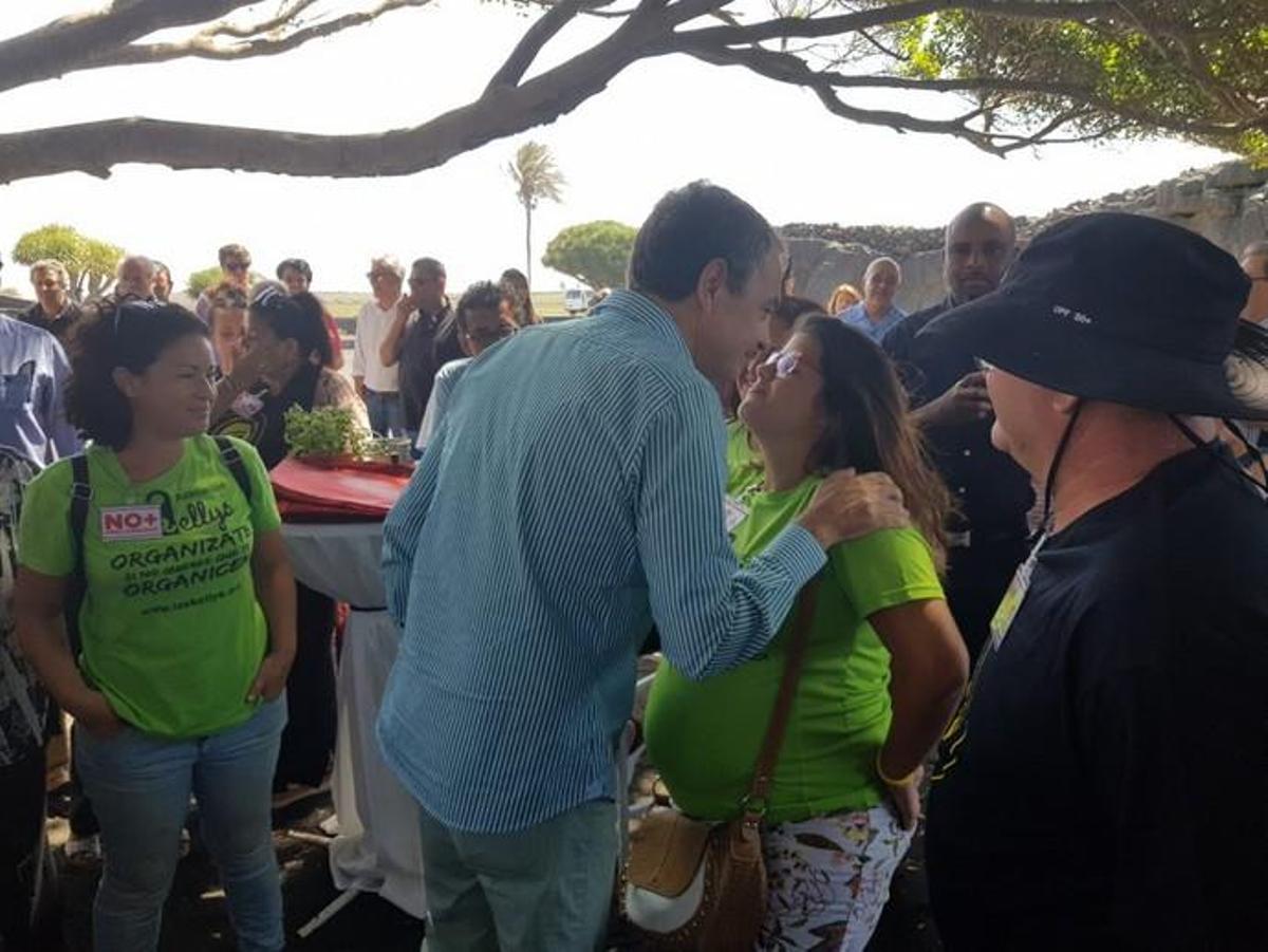 José Luis Rodríguez Zapatero y las 'Kellys', juntos en el acto del PSOE en San Bartolomé