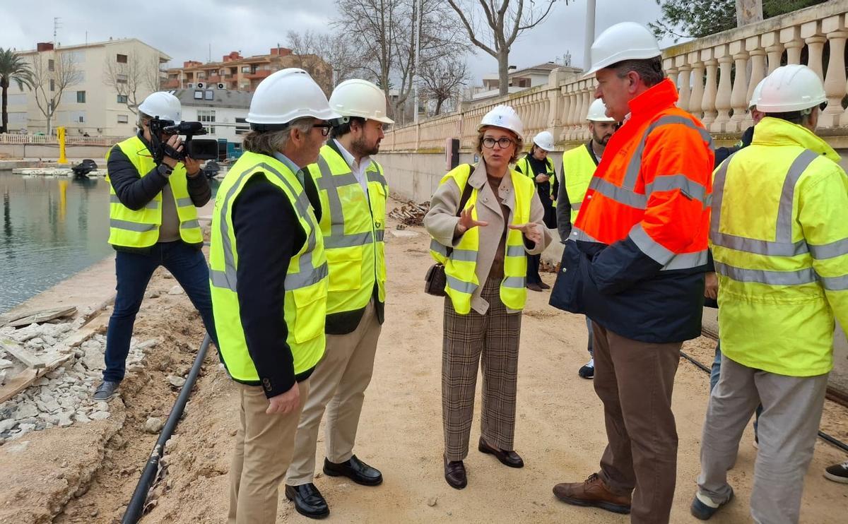La alcaldesa, entre el director de Puertos y el conseller