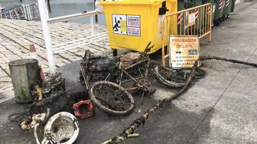 Bicicletas, vallas o un váter, la basura recogida en el Puerto Deportivo de Gijón