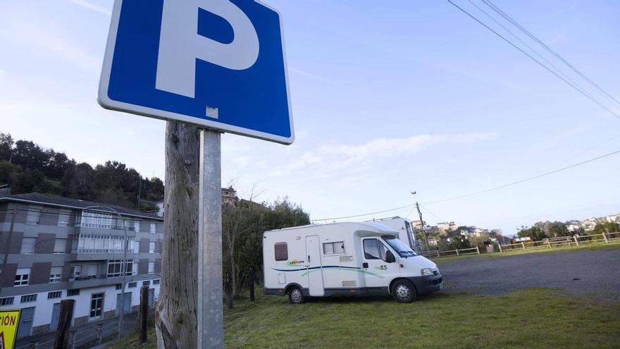 El área de autocaravanas de Luarca cumple tres años, triunfa entre los turistas europeos y se consolida como parada obligatoria en la costa asturiana