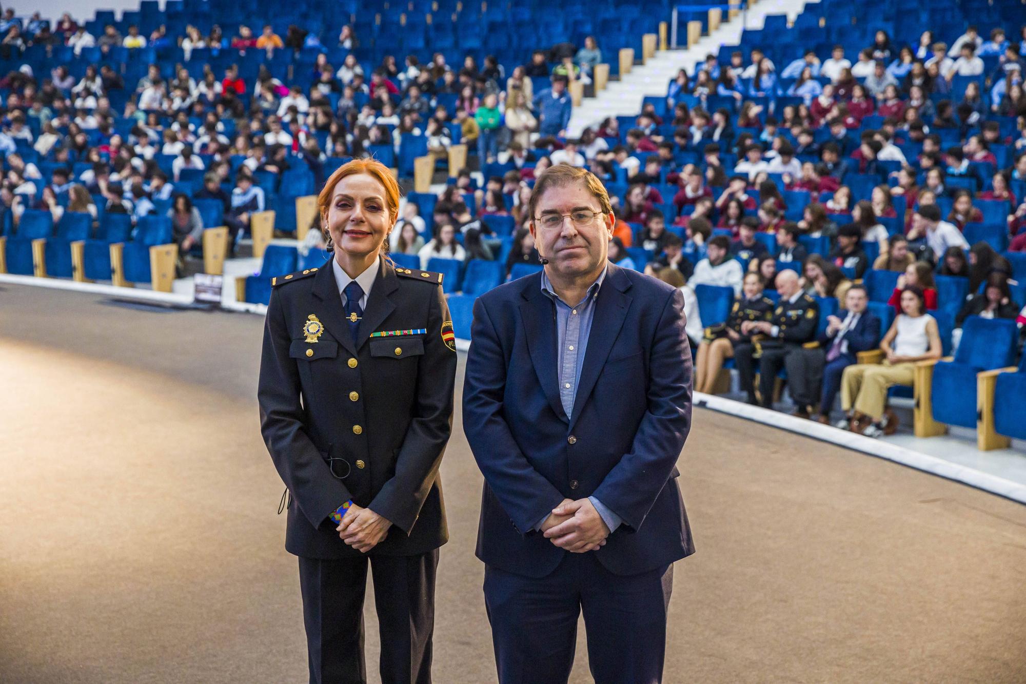 EN IMÁGENES: Así fue la conferencia de la jefa de la Policía Científica de Asturias ante centenares de escolares 

