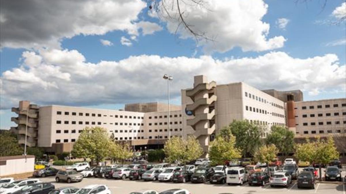 Fachadas del Hospital General de Catalunya (izquierda), en Sant Cugat del Vallès, y de la Clínica del Vallès, en Sabadell.