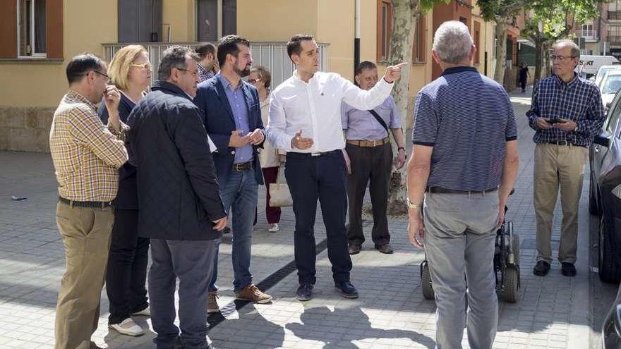 El alcalde de Benavente explica al secretario general del PSCyL las obras del ARRU en Las Eras.