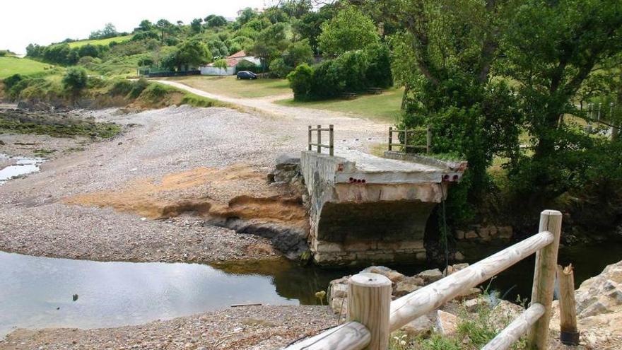 El puente de Aramar, roto como consecuencia de las riadas de 2010.