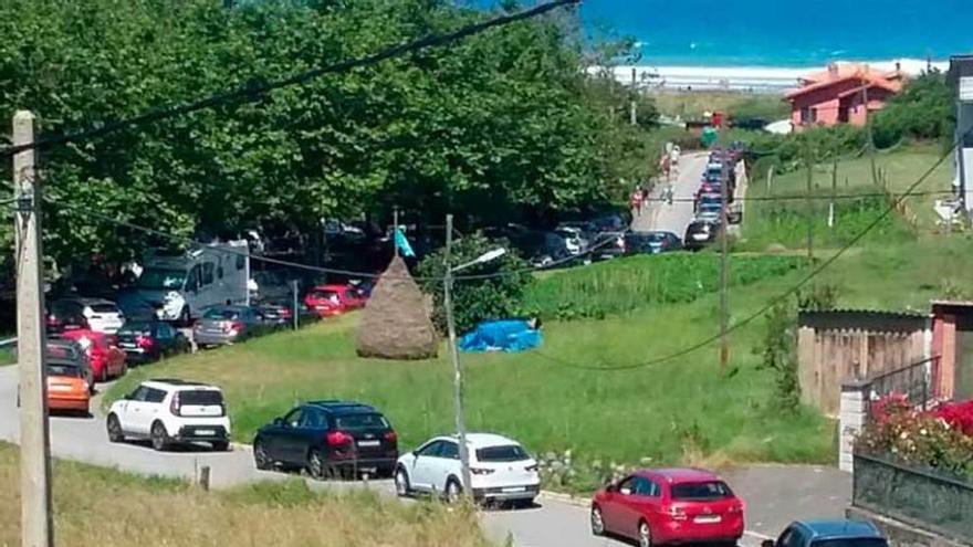 El acceso a la playa de Vega, el domingo.