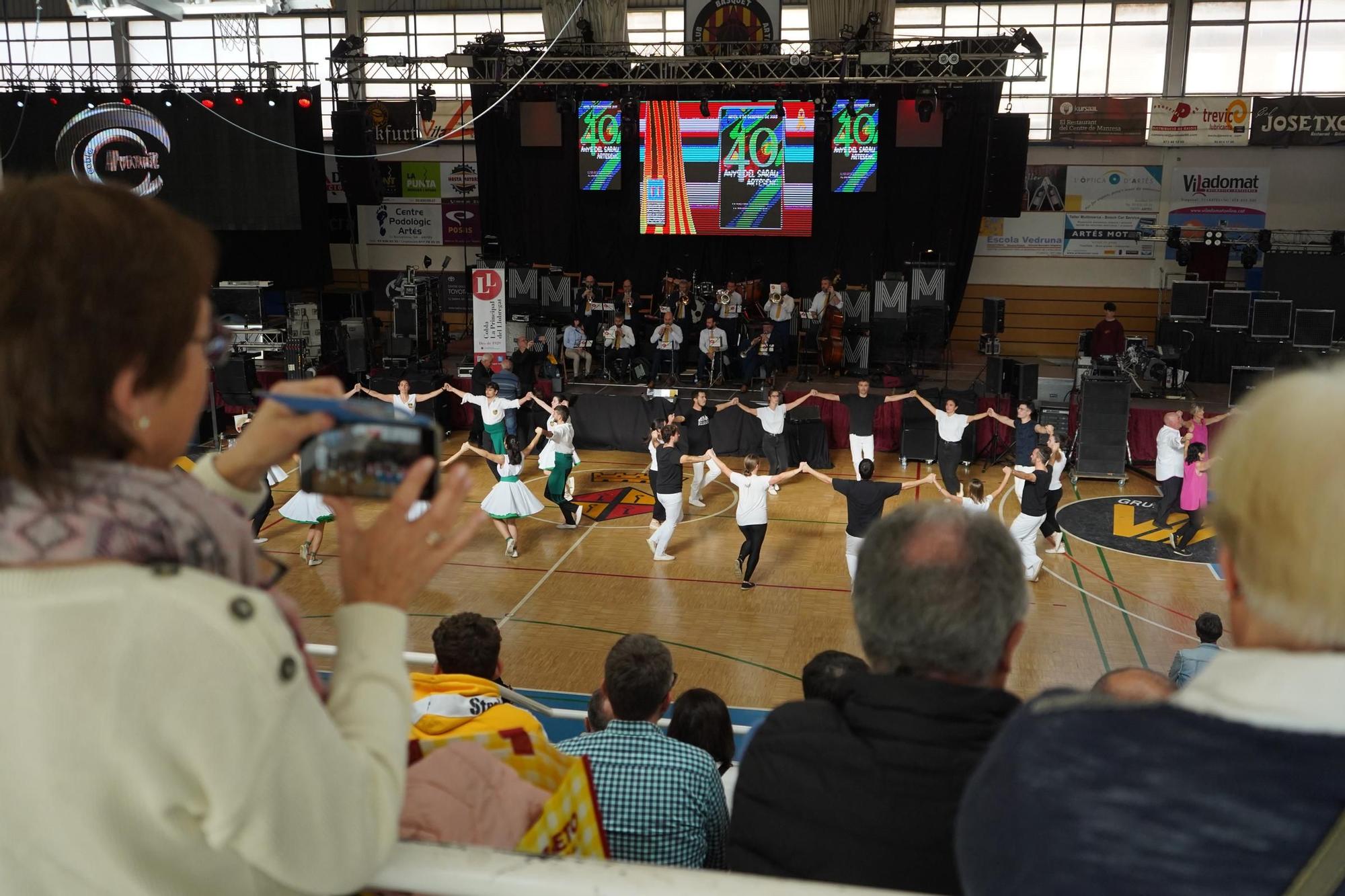 Les imatges de la celebració del 40e aniversari del Sarau Artesenc amb el concurs de colles sardanistes