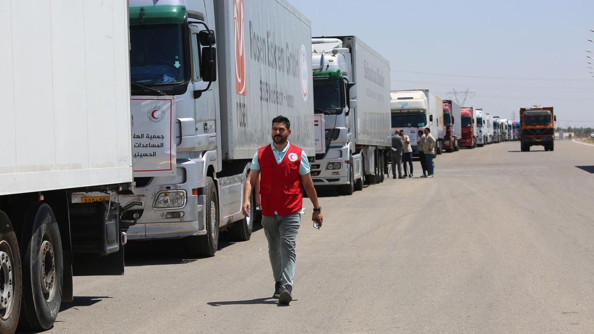 Archivo - Imagen de archivo de un convoy con ayuda humanitaria a la espera de entrar en la Franja de Gaza.