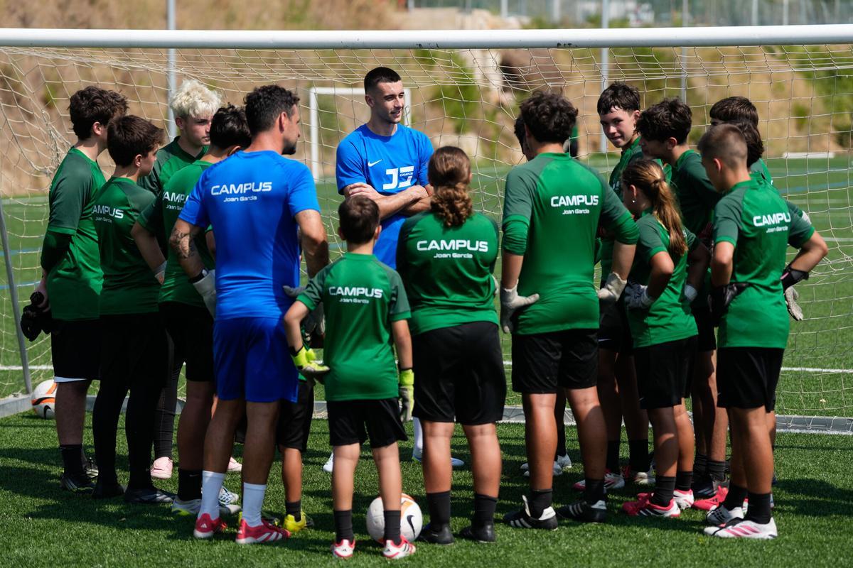 El portero del Barcelona Joan García durante la visita a su campus de verano específico para porteros en Tordera (Barcelona).
