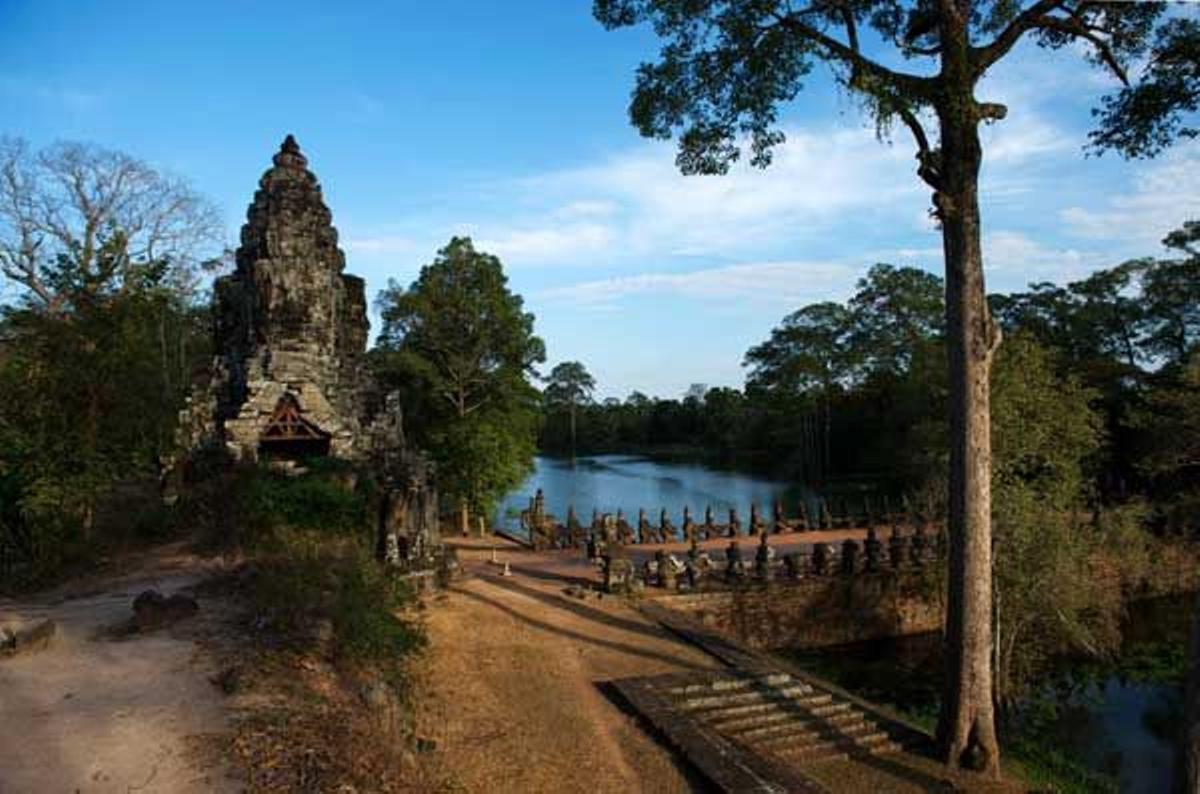 Puerta sur del complejo Angkor Thom ornamentada con una hilera de estatuas gigantes.