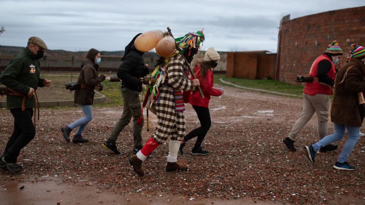 El Zangarrón baila al son de una mujer