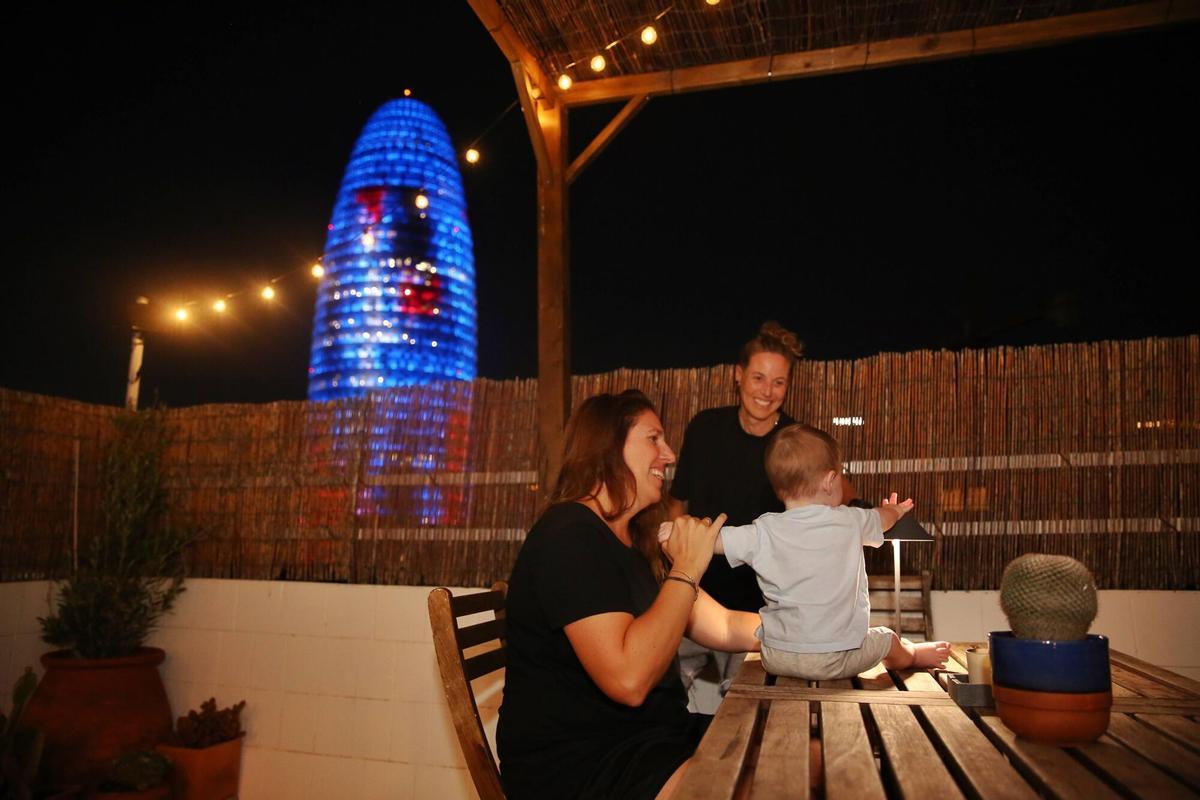 La Torre Glòries vista de noche desde una vivienda cercana.