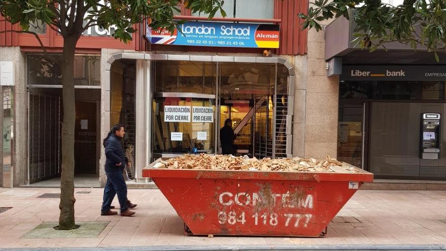 Imagen exterior del local, con los operarios trabajando, ayer, en el interior.