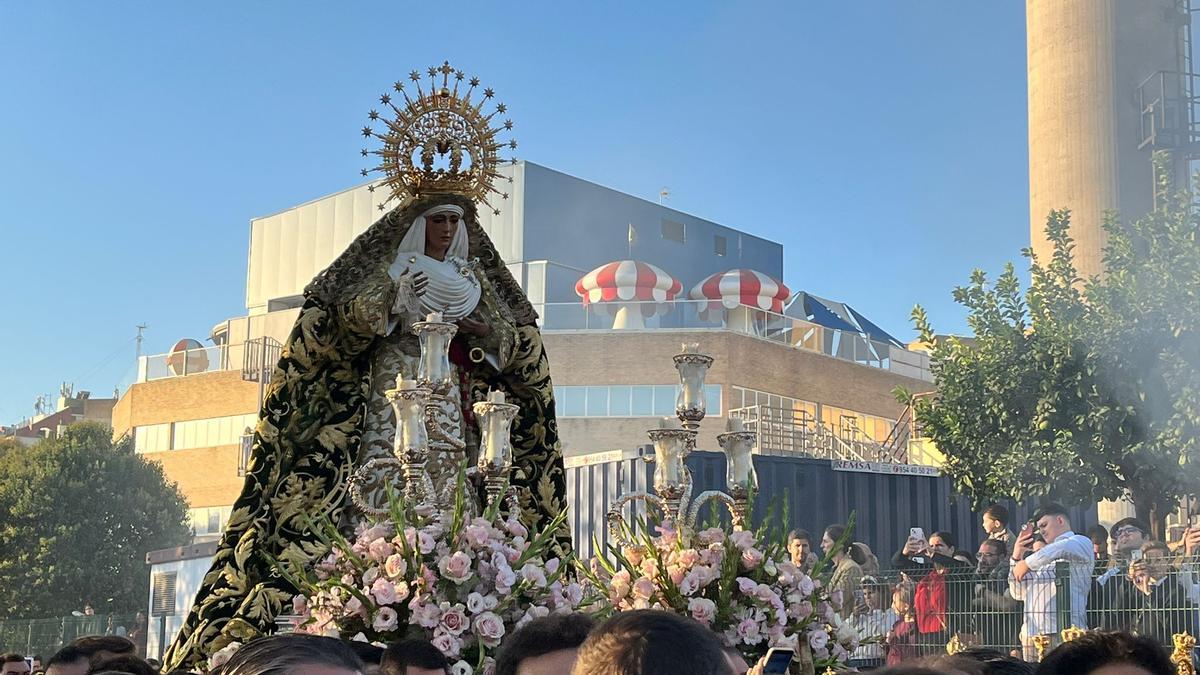 La Esperanza de Triana vuelve del Polígono Sur.