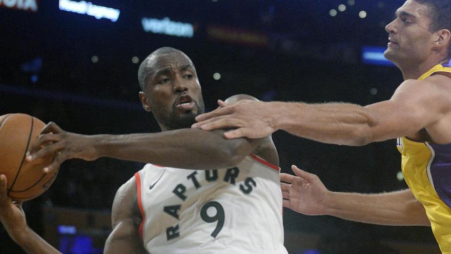 Ibaka contra el jugador de los Lakers Brook Lopez.