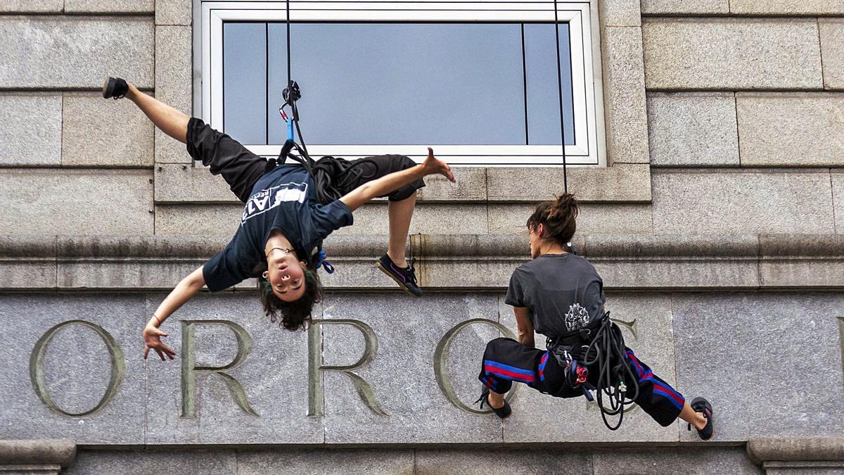 Dos bailarinas de la compañía “La Glo Cirko”, durante el ensayo general que hicieron en la tarde de ayer antes del espectáculo que ofrecerán hoy a las  19.00 horas. | Nazaret Quintas