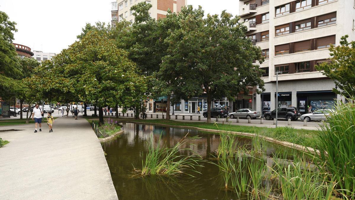 Una vista del estanque de la plaza de Europa.