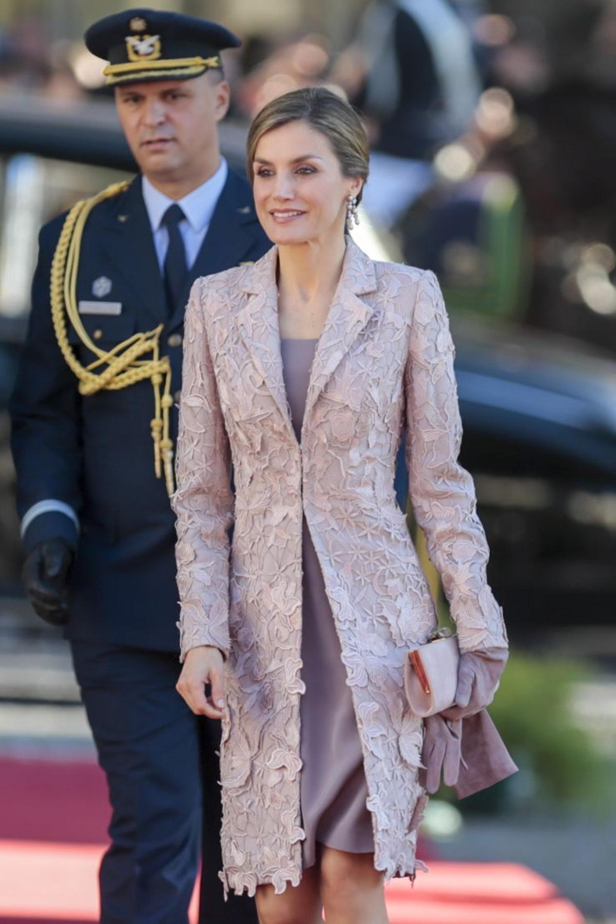 Letizia Ortiz, espectacular con su abrigo de Felipe Varela en Oporto