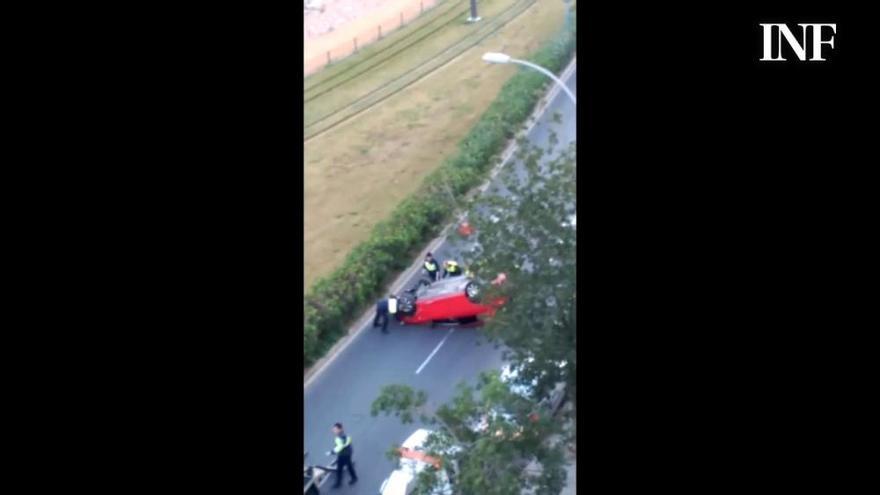 El vuelco de un coche provoca el corte al tráfico de la Avenida Goleta