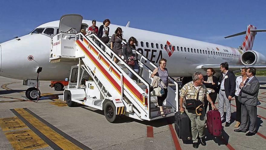 Viajeros del vuelo inaugural de Volotea llegando a Peinador. // Marta G. Brea