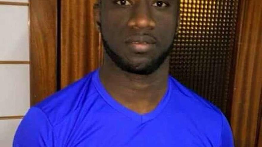 Bamba Gueye, ataviado con una camiseta del Real Oviedo.