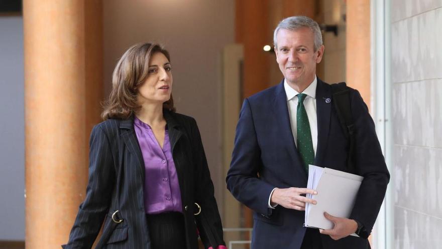 Alfonso Rueda y Ángeles Vázquez, ayer en los pasillos de la sede central de la Xunta. |   // XOÁN ÁLVAREZ