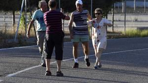 Santi Potros, con gorra, a su salida de la prisión de Topas, en Salamanca, acompañado por tres familiares.