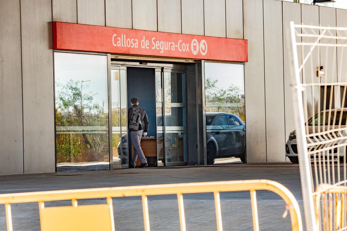 Acceso a la estación Callosa de Segura-Cox, ahora vallado