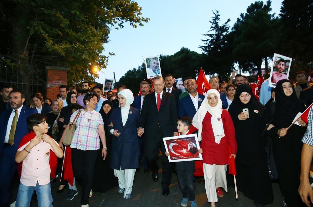 Multitudinaria marcha en Estambul en