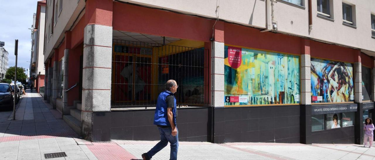 Bajo comercial vendido por Defensa en la esquina de las calles Torre y Cabo Ponte Anido. |   // VÍCTOR ECHAVE