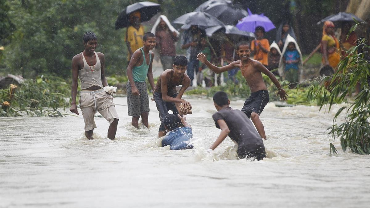 Operaciones de rescate en el distrito nepalí de Saptari.