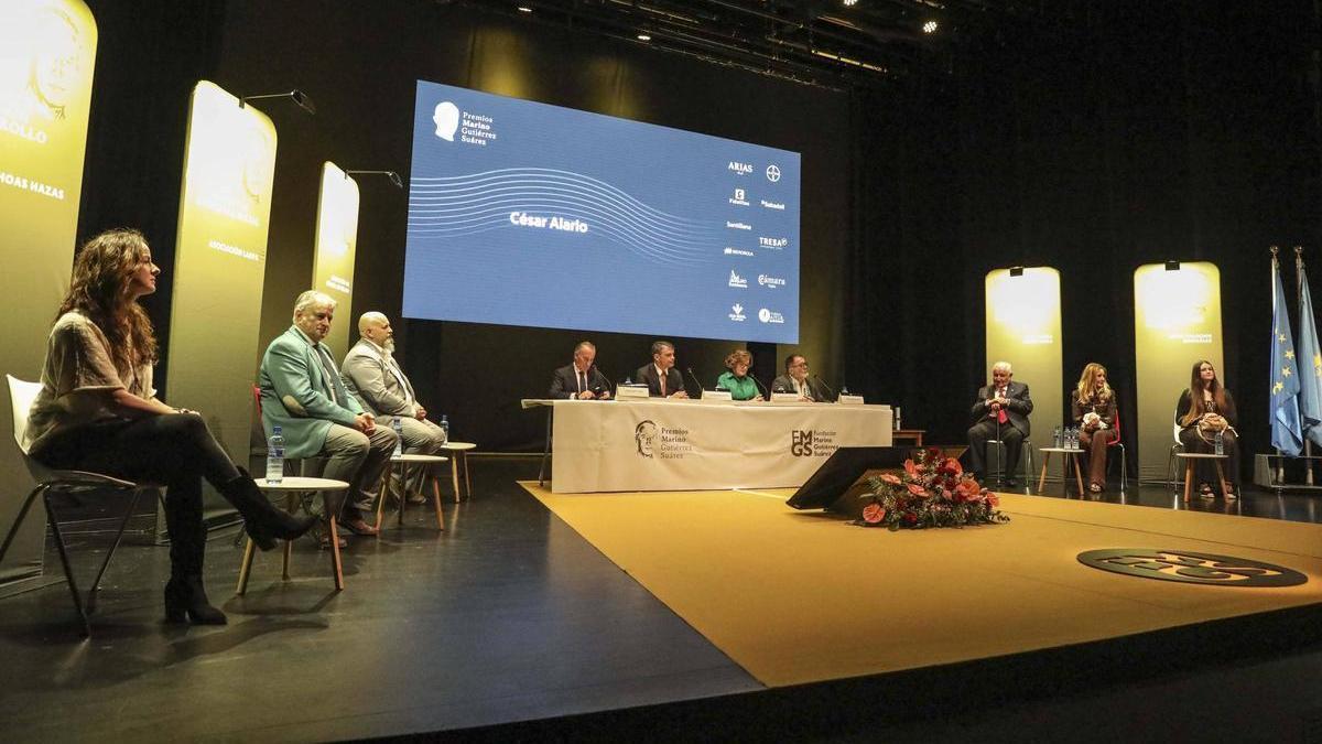 Por la izquierda, Ana Labad, Máximo Gutiérrez y Víctor Manuel Suárez; la mesa presidencial con Pablo Junceda, Juan Carlos Campo, Sagrario Fernández Ariznavarreta y Roberto García; y José María Roces, su hija y Leyre Palacios.