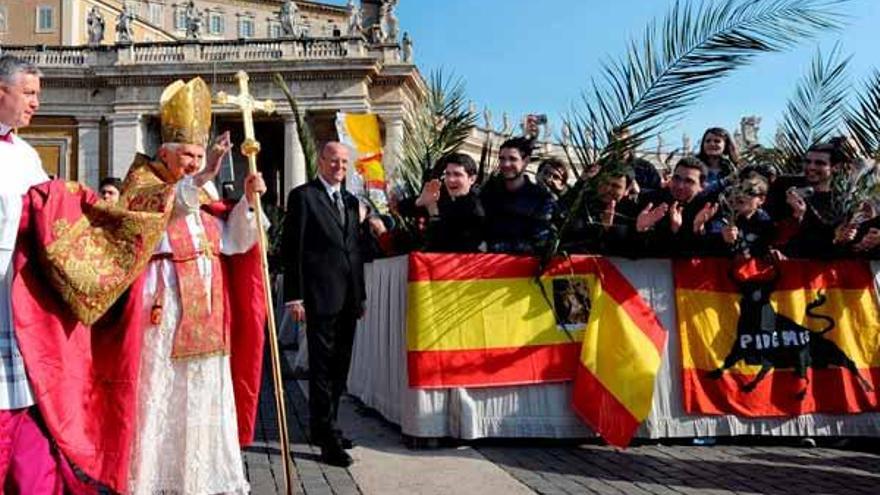 Benedicto XVI saluda a un grupo de españoles en la plaza de San Pedro, donde ofició la misa de Domingo de Ramos.