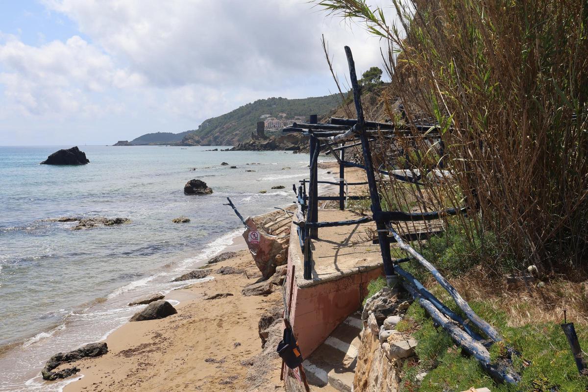 Todas las imágenes de la playa de Aigües Blanques, cerrada por peligro de desrrumbamiento