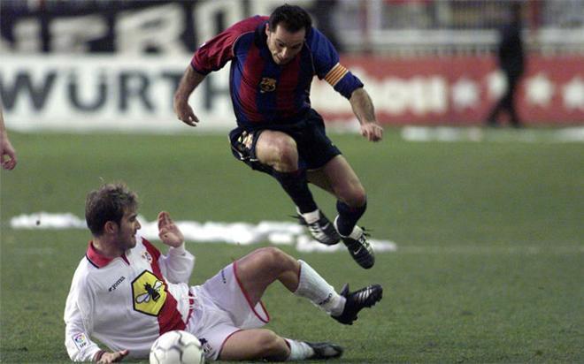 Sergi Barjuan como jugador del FC Barcelona, contra el Rayo Vallecano en la liga 01/02