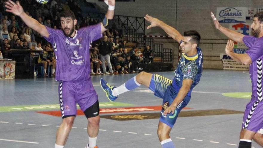 David Chapela lanza cayéndose en el partido del sábado ante el Qabit Guadalajara. // Santos Álvarez