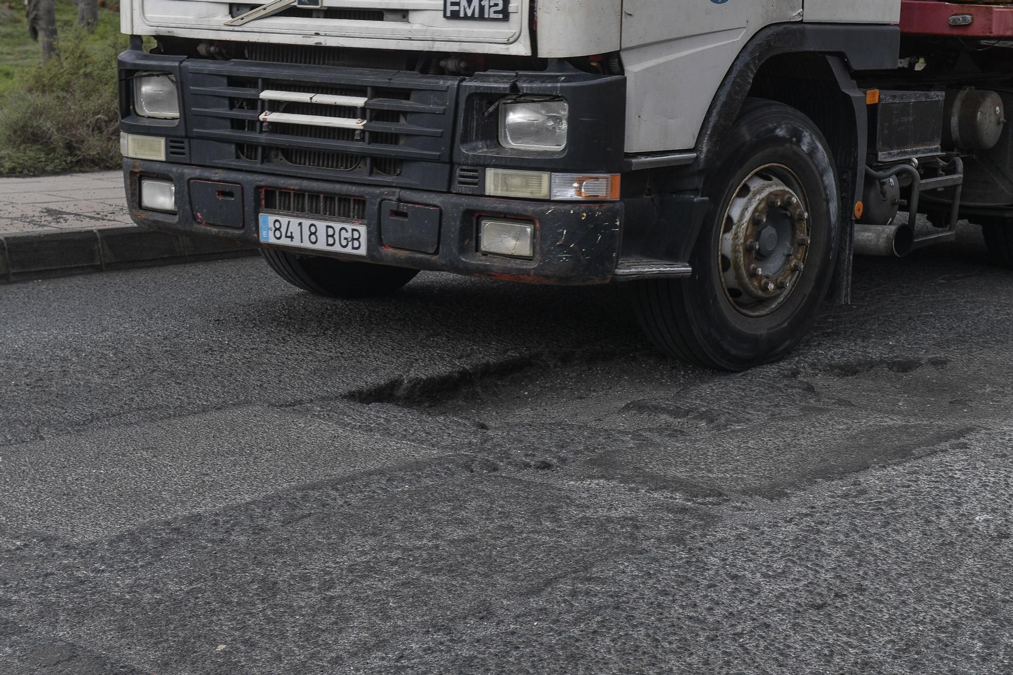 Baches gigantescos en la carretera de acceso a Salinetas, en Telde.