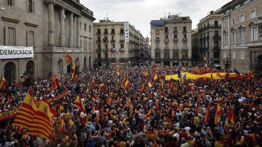 5.000 personas acuden a la marcha contra el referéndum del 1-O de Barcelona