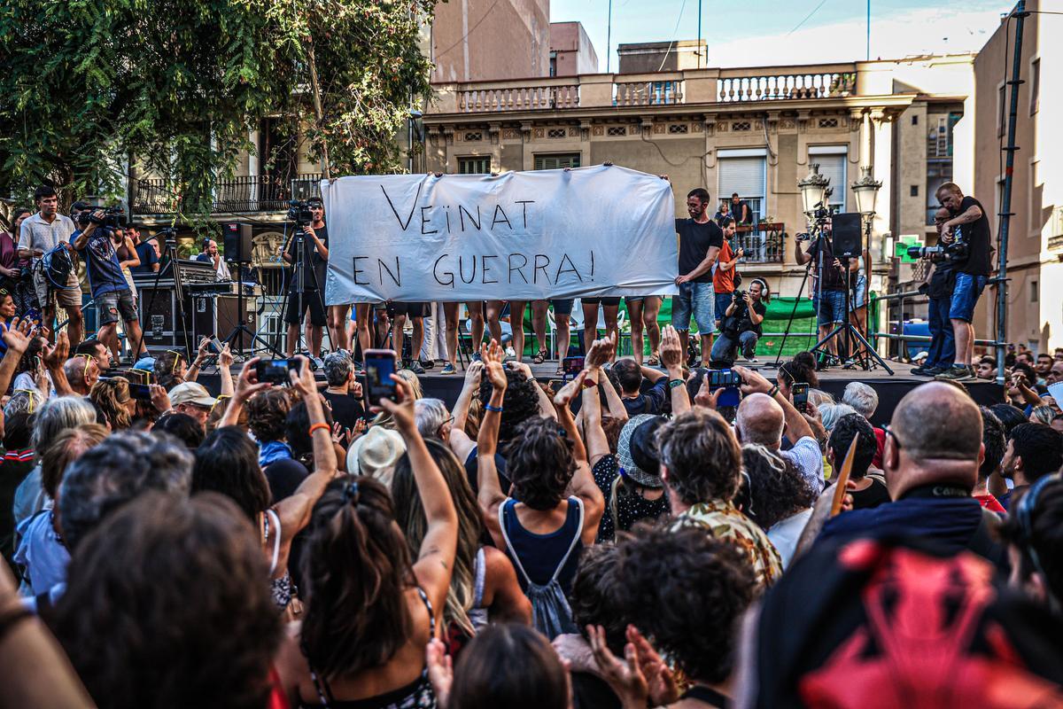 Pancarta durante el pregón alternativo de las fiestas de Gràcia 2023