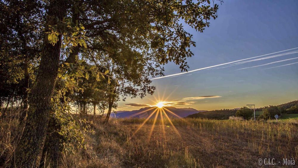 Moianès. En aquesta bonica fotografia que ens ha fet arribar un dels nostres lectors es pot veure una bella sortida de sol a una de les nostres comarques, la del Moianès.