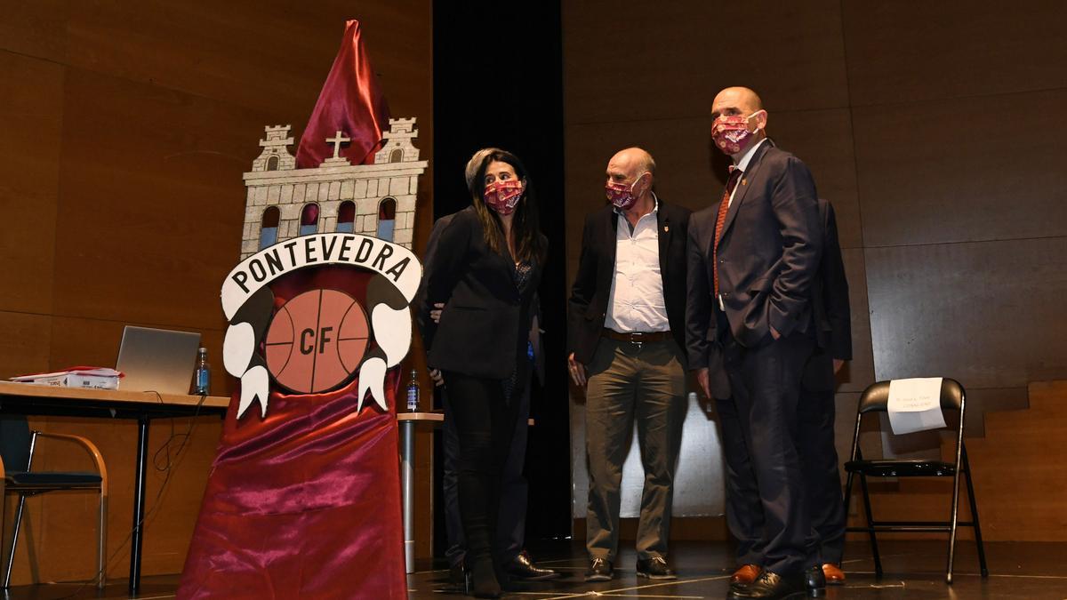 Lupe Murillo hablando con varios consejeros en la última junta de accionistas del Pontevedra.