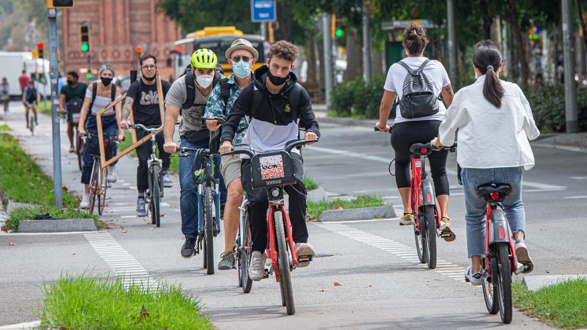 Bicicletas circulando por el paseo de Sant Joan, el pasado septiembre.