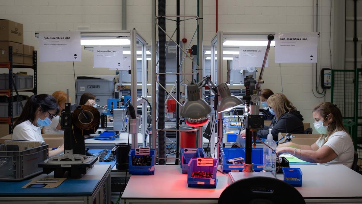 Spanien, Barcelona: Frauen arbeiten in einer Fabrik, die Ladegeräte für Elektroautos herstellt. Spanien will mit einem kleinen Pilotprojekt die Auswirkungen einer verkürzten Wochenarbeitszeit bei gleichem Lohn auf die Produktivität prüfen.