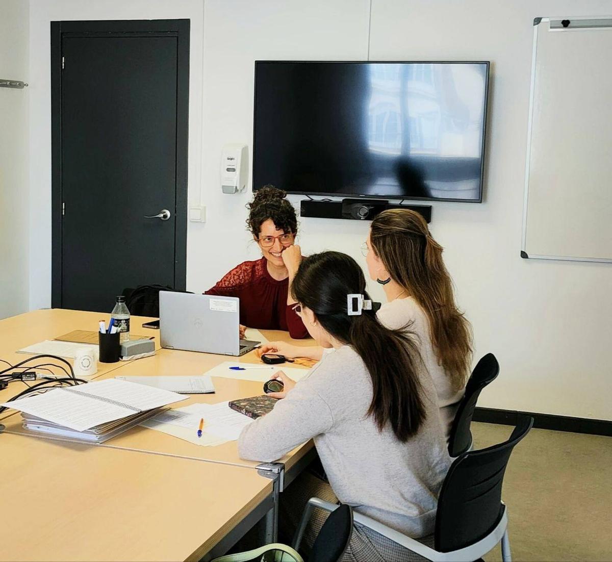 Las personas beneficiarias deberán preparar la oposición bajo la dirección de un centro especializado