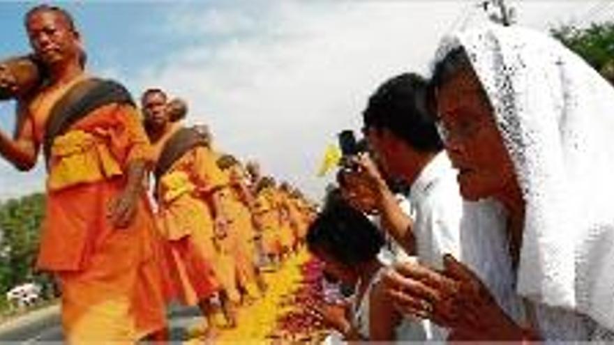 Bangkok Monjos budistes commemoren la il·luminació de Buda