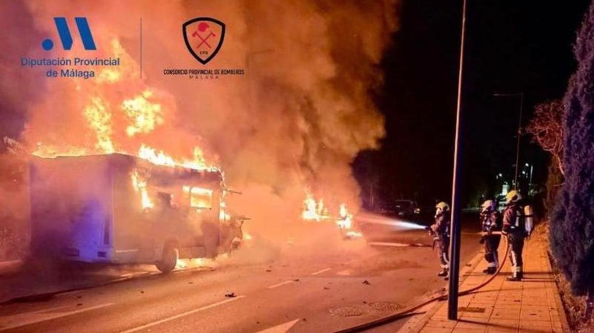 Efectivos del CPB extinguen un incendio de dos autocaravanas en Estepona