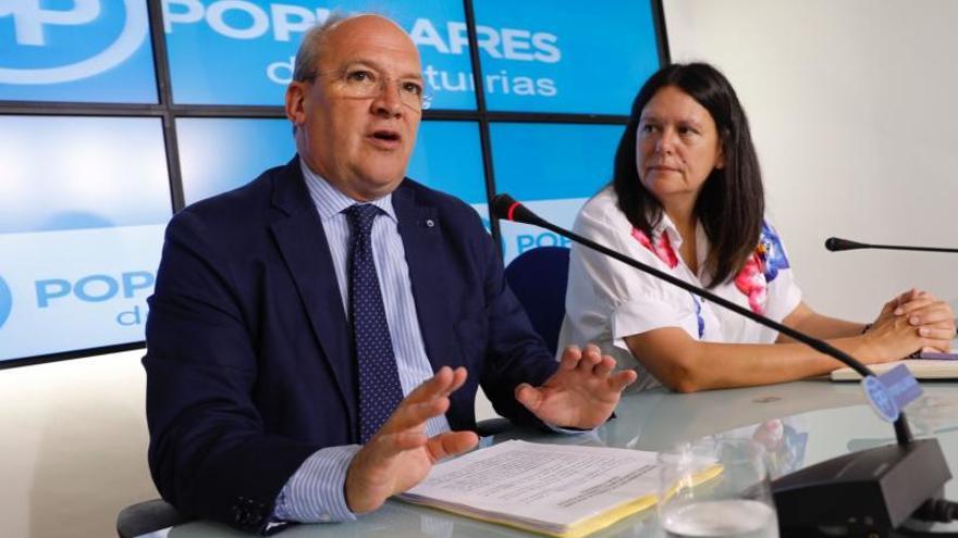 José Agustín Cuervas-Mons y Susana López Ares, durante la comparecencia de esta mañana.